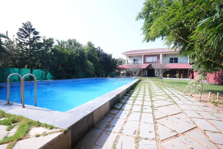 Villa with yard, grill & pool — photo 3