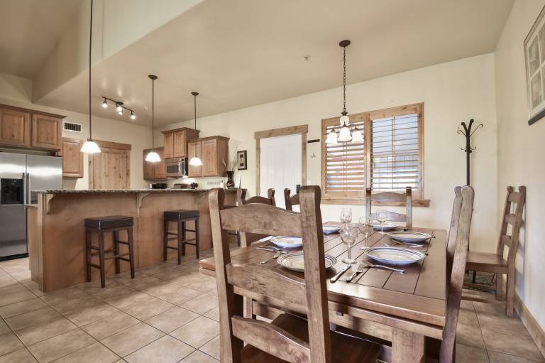 Condo with hot tub, heated pool & barbecue | Mountain view — photo 2