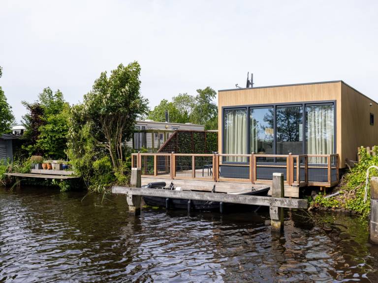 Neues Chalet am Wasser mit Motorboot