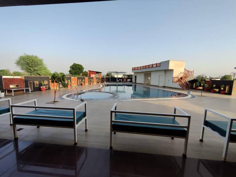 Lodge with pool, patio & barbecue — photo 2