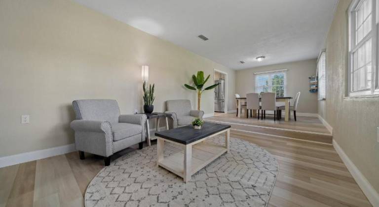 Vacation home with pool — photo 4