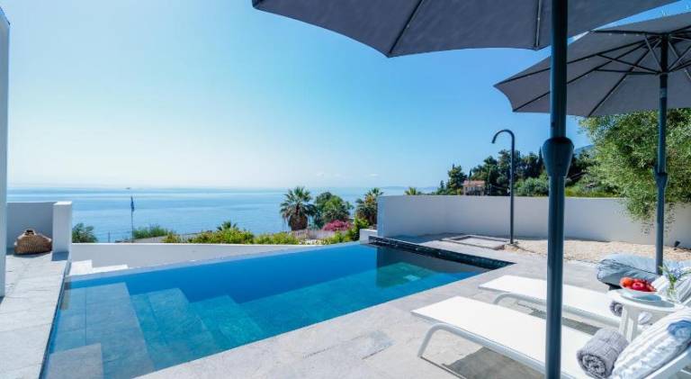 Vacation home with yard, private pool & patio | Suitable for remote work — photo 4