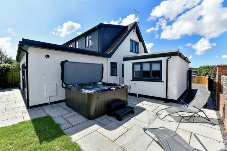 Vacation home with jacuzzi, garden & patio — photo 3