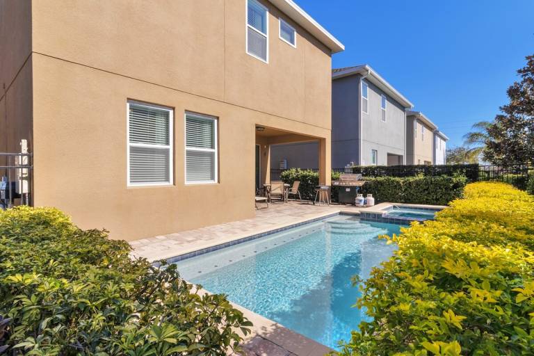 House with hot tub, garden & private pool — photo 3