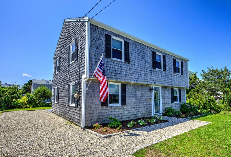 House with patio & grill | Water view — photo 2