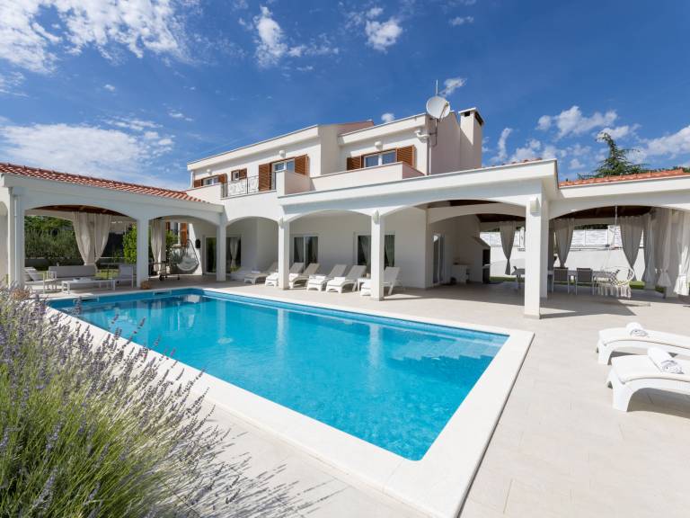 Vacation home with terrace, private pool & yard in Brela