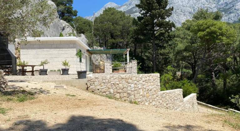 Charming vacation home with hot tub | Beach nearby | Pets allowed in Tucepi