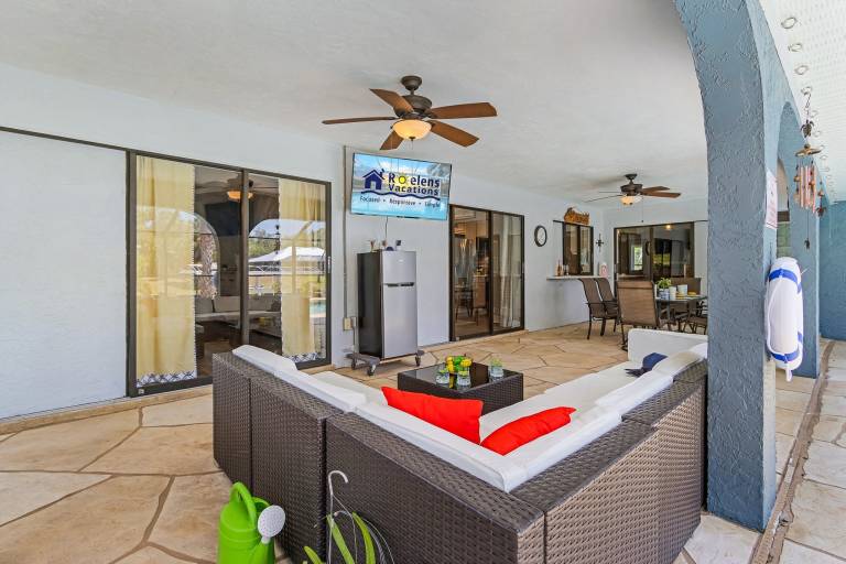 Vacation home with private pool & BBQ | Water view — photo 3