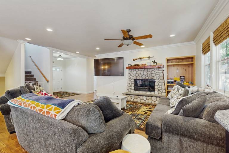 Walk to Lake Arrowhead! Family Home w/ Games — photo 4