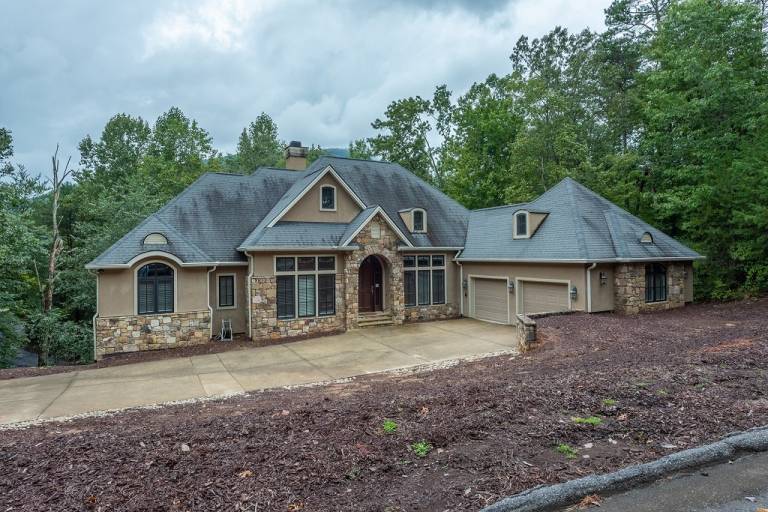 Fully equipped house with heated pool & jacuzzi | Dogs allowed in Lake Lure, NC