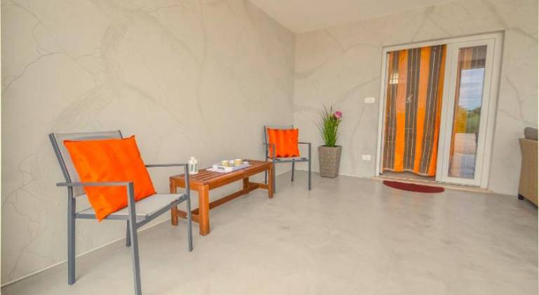 Apartment with pool — photo 4