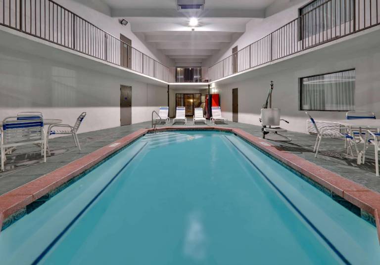 Days Inn & Suites by Wyndham Bentonville — photo 2