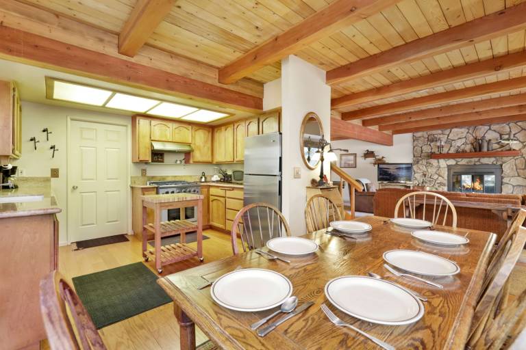 Cabin with BBQ & patio | Lake view — photo 4