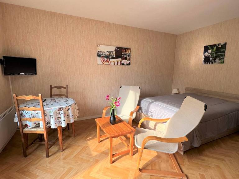 Cambo-les-Bains: Bright T1 Bis with balcony, parking, pets allowed — photo 3