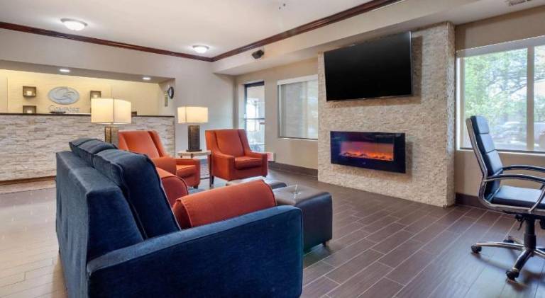 Comfort Suites Omaha East-Council Bluffs — photo 3