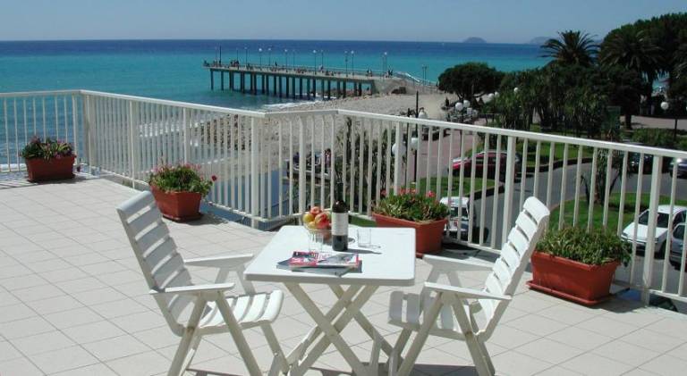 Serviced apartment for 5 persons in Loano