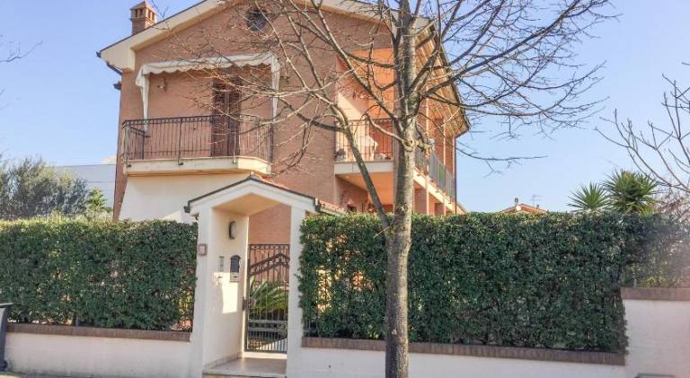 Holiday apartment with 5 rooms for 11 persons in Pineto