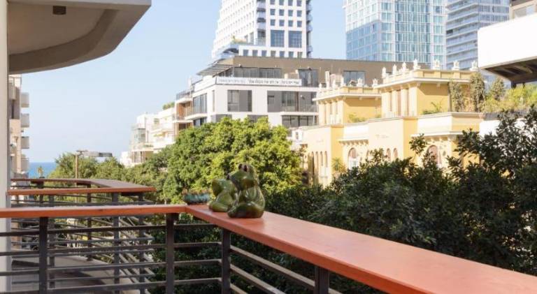 New & Bright 2BR with Balcony near Beach by FeelHome — photo 4