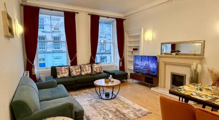 Luxurious Victorian 3 Bed Flat in the Heart of Edinburgh — photo 2