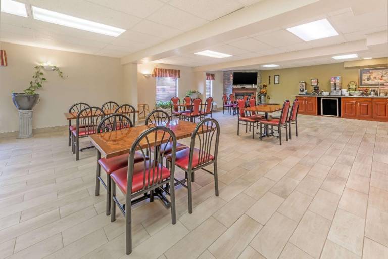 Super 8 by Wyndham Shepherdsville / Louisville South I65 — photo 4
