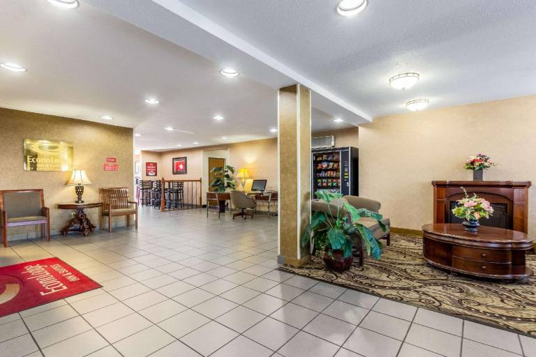 Econo Lodge Inn & Suites Evansville East — photo 3