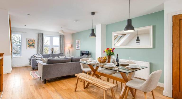 Large 5Bed Town House-Sleeps 9-By FabAccommodation — photo 4
