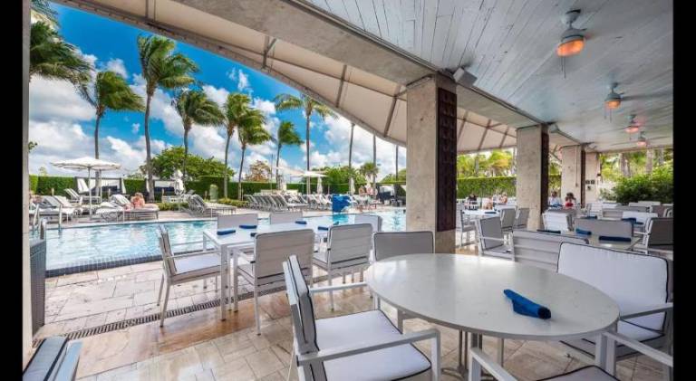 Beachfront Bentley Hotel One Bedroom Suite with Balcony and Beach access — photo 2