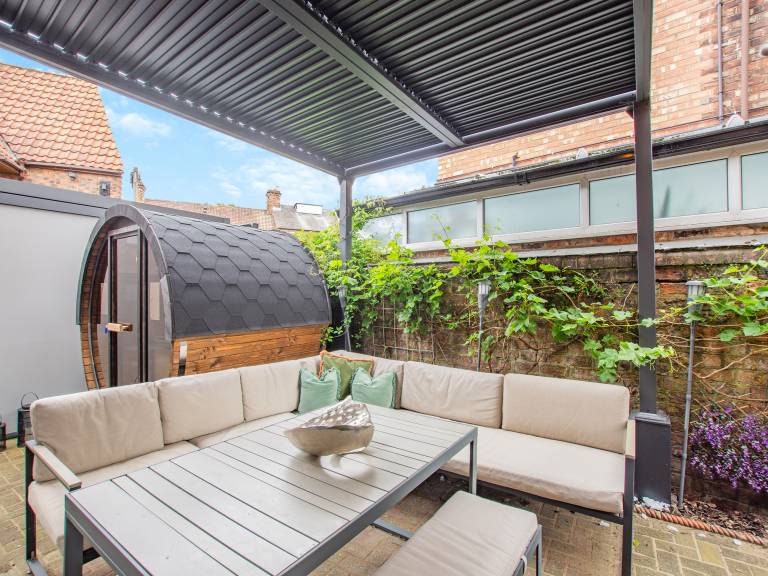 Cottage with garden, hot tub & sauna | Next to York Castle in York