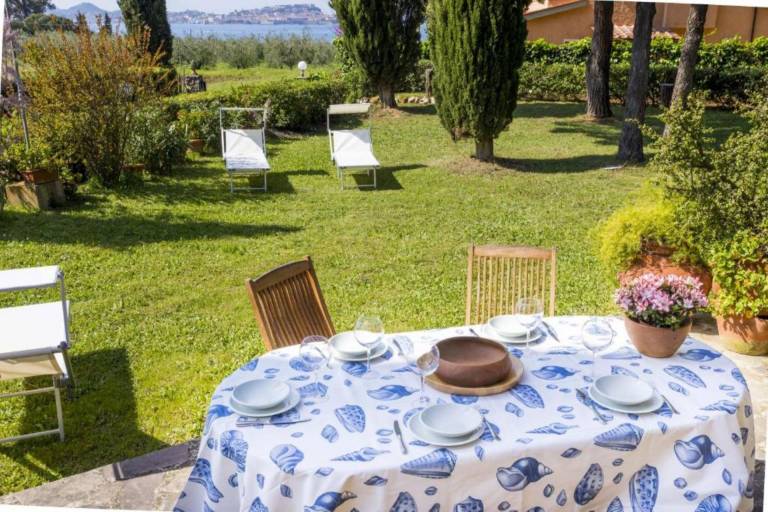 Villa Lilla immersed in the greenery, overlooking the sea, a few steps from the beach — photo 5