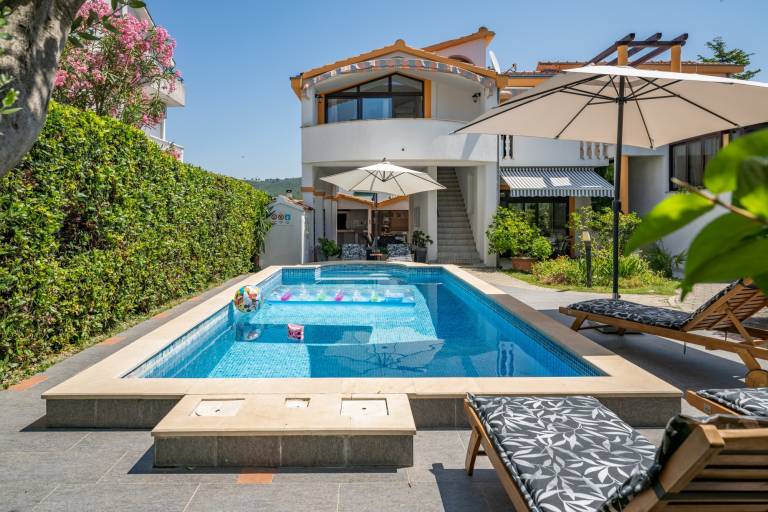Fully equipped villa with patio, private pool & BBQ | Sea view | Pets are welcome in Zadar