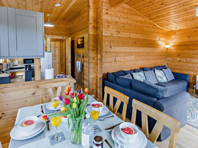 Lodge with yard, hot tub & BBQ — photo 5