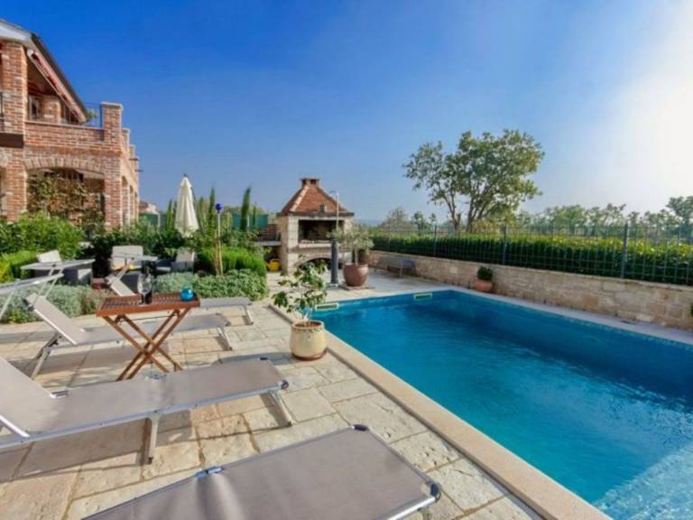 House with barbeque, private pool & yard | Nature view — photo 3