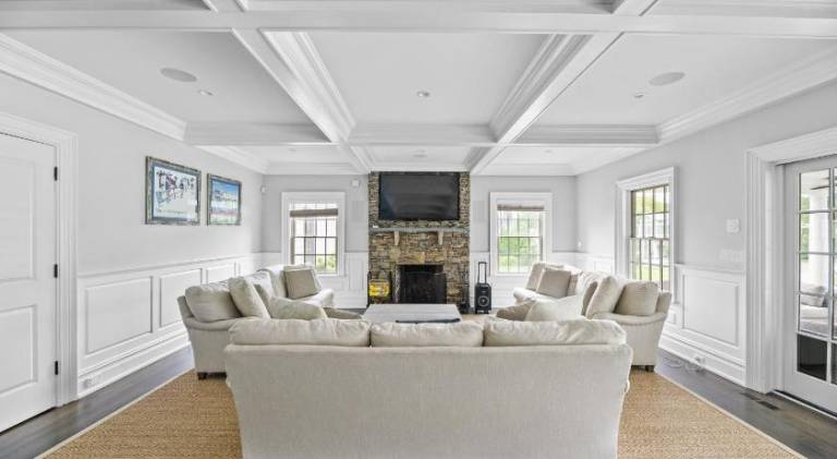 House with hot tub & pool — photo 4