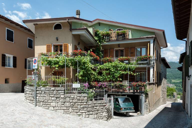 Apartment with pool | Mountain view | Pets allowed in Tignale