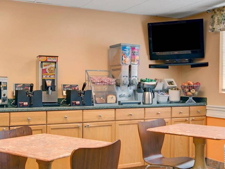 Super 8 by Wyndham Stamford/New York City Area — photo 4
