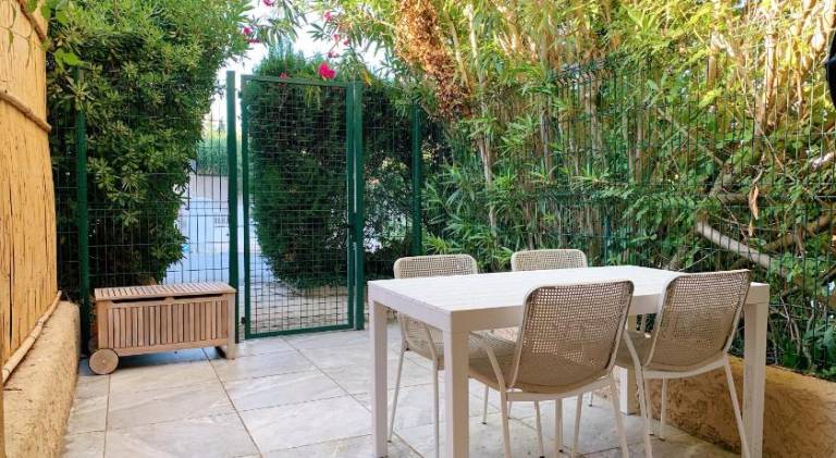 Apartment with patio & private pool — photo 5