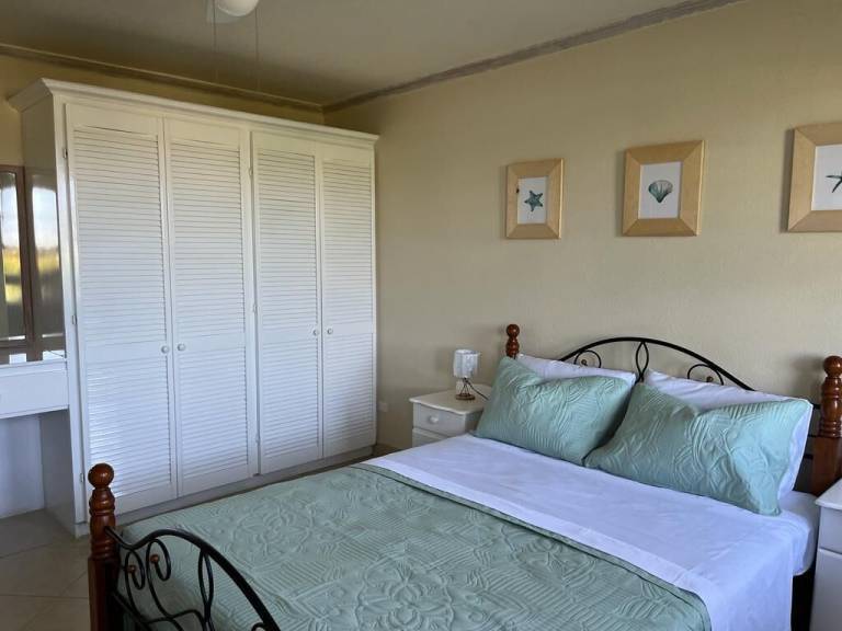 Condo Oistins