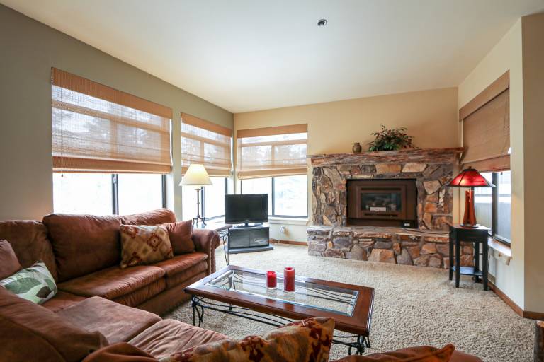 Silver Bear 22 Pet-Friendly, Cozy, Underground Parking, Walk to Canyon Lodge in Mammoth Lakes, CA