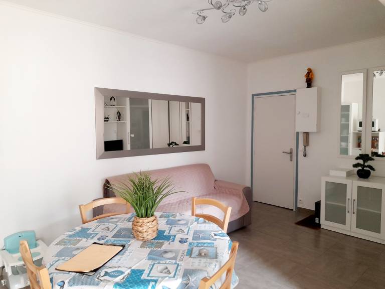 Apartment with yard — photo 4