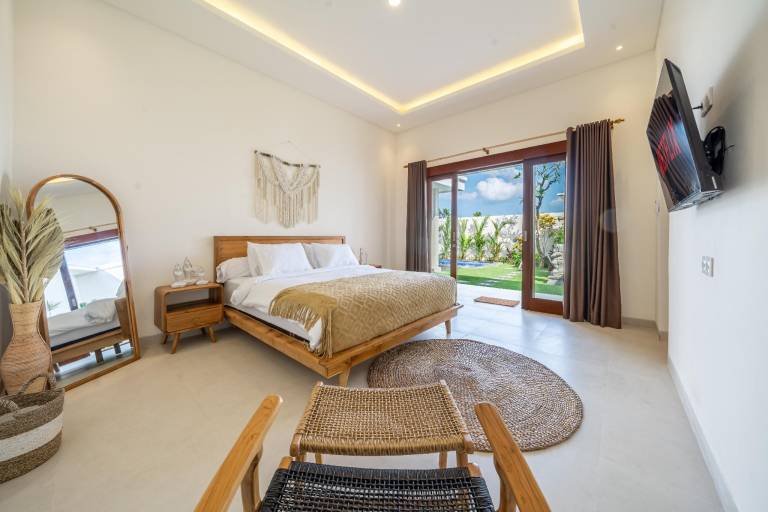 Wonderful villa with yard, patio & private pool | Perfect for remote work | Pets allowed — photo 2