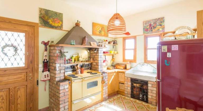 Fully equipped charming vacation home with yard, patio & barbeque | Suitable for remote work | Pet-friendly — photo 4