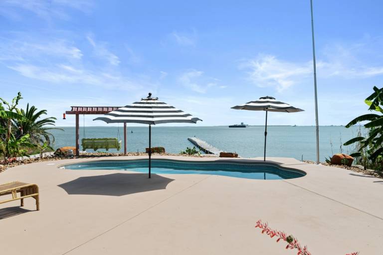 Fully equipped nice house with private pool, grill & hot tub | Dogs allowed — photo 5