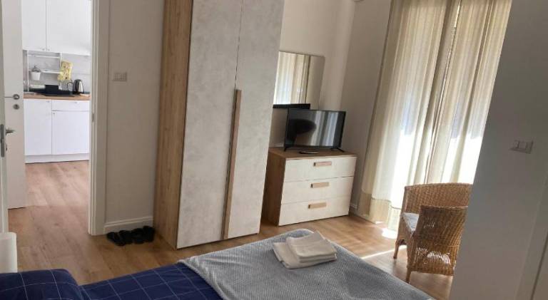 Pleasant vacation home with terrace | Good for workation | Pets allowed in Aci Castello