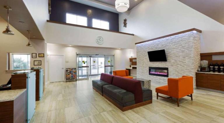 La Quinta Inn & Suites by Wyndham Alvin — photo 2