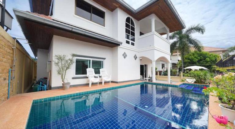 Vacation home with pool & jacuzzi | Next to the beach | Pets allowed in Sattahip