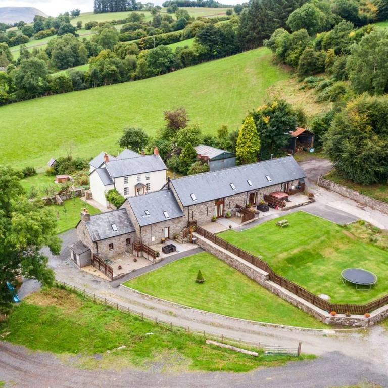 Incredible Spacious Multi-Unit Rental for an Unforgettable Large Group Getaway in the Countryside of Brecon, Wales — photo 2