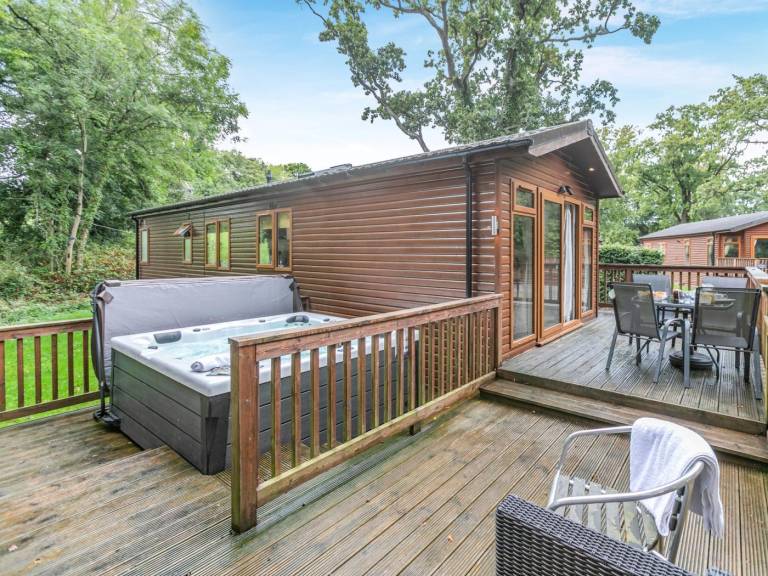 Fully equipped lodge with yard, hot tub & terrace | Pets are welcome — photo 2