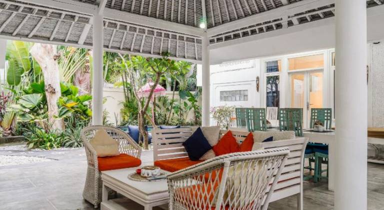 Villa with pool — photo 4