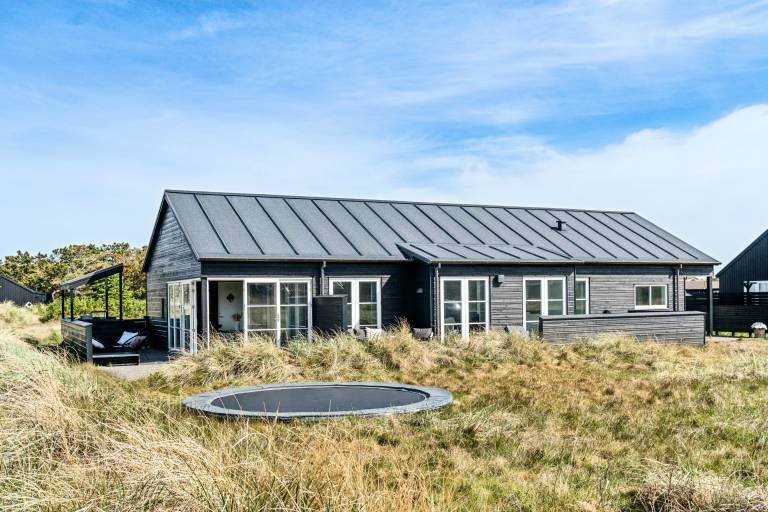 Vacation home with BBQ, garden & patio in Skagen