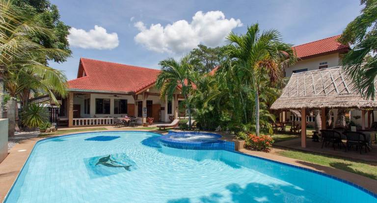 Serviced apartment with hot tub, garden & patio in Sam Roi Yot